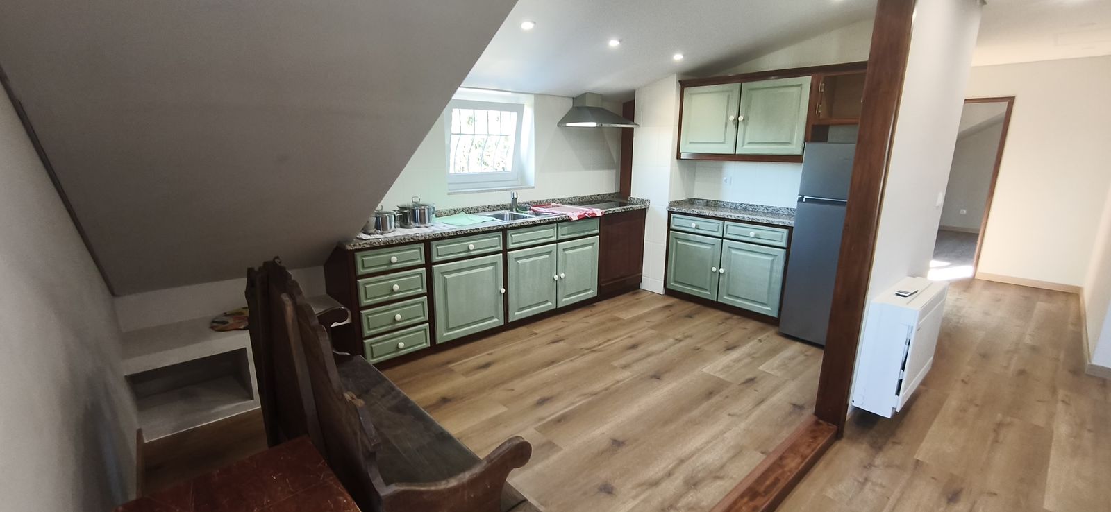 Cocina con muebles verde oliva y encimeras de granito